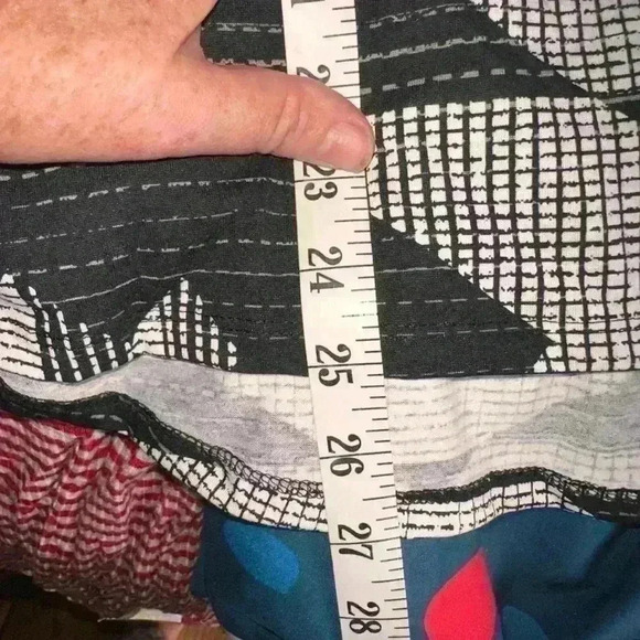 Lularoe XS black‎ & white geometric print long sleeve Lynnae top. NWT. Hi/lo hem - Picture 10 of 10